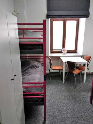 Хостелы Rodmos Hostel Люблин Спальное место на двухъярусной кровати в общем номере для мужчин и женщин-1