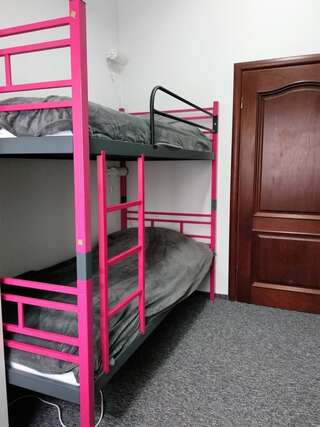 Хостелы Rodmos Hostel Люблин Спальное место на двухъярусной кровати в общем номере для мужчин и женщин-3