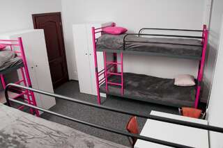 Хостелы Rodmos Hostel Люблин Спальное место на двухъярусной кровати в общем номере для мужчин и женщин-2