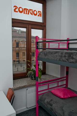 Хостелы Rodmos Hostel Люблин Спальное место на двухъярусной кровати в общем номере для мужчин и женщин-4
