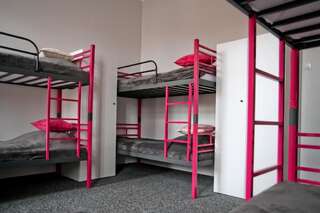 Хостелы Rodmos Hostel Люблин Спальное место на двухъярусной кровати в общем номере для мужчин и женщин-5