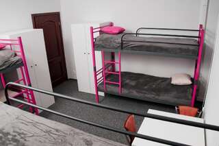 Хостелы Rodmos Hostel Люблин Спальное место на двухъярусной кровати в общем номере для мужчин и женщин-6